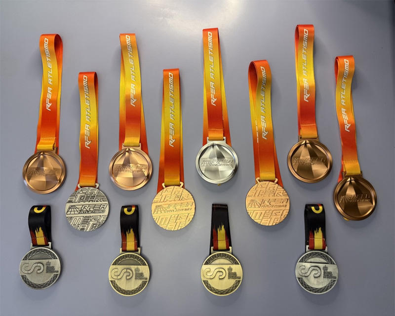 Varias medallas pertenecientes al entrenador